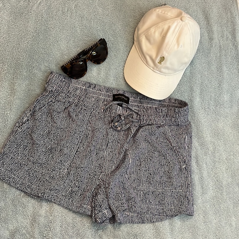 Blue/ white stripe Banana Republic drawstring shorts sz M. 3 inch inseam